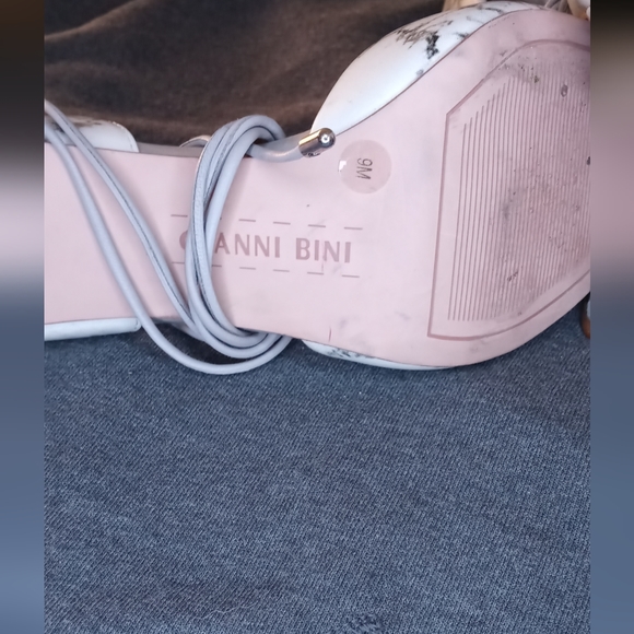 Heels - Picture 4 of 9